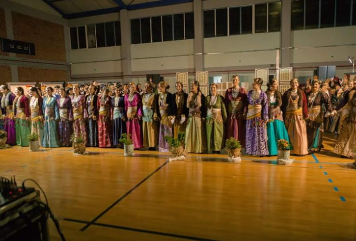 Αποτέλεσμα εικόνας για Το θερμό χειροκρότημα των δεκάδων θεατών απέσπασαν οι χορευτές των παραδοσιακών τμημάτων της Κοινωφελούς Επιχείρησης του Δήμου Αγρινίου