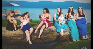 Μητέρες φωτογραφήθηκαν να θηλάζουν στην Τριχωνίδα,για το Ημερολόγιο Θηλασμού –…