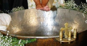 Χαμός σε βάπτιση στο Άργος: Πατέρας διάβασε λίστα με τους…