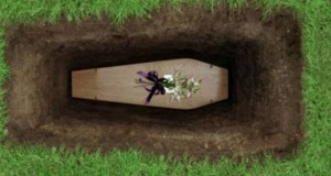 Τραγική ειρωνεία: Νεκροθάφτης έπεσε νεκρός μέσα στο λάκκο που έσκαβε!