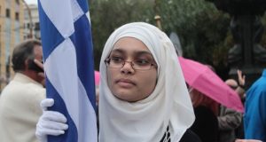 Βέφα Αλεξιάδου για τη σημαιοφόρο με τη μαντήλα: “Πολέμησαν κι…