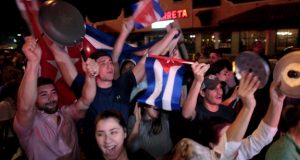 Φιντέλ Κάστρο: Πανηγυρίζουν το θάνατό του με τις πιτζάμες! (Φωτογραφίες)