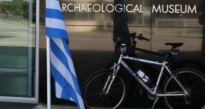 Πάτρα: Το ποδήλατο του Κωστή Στεφανόπουλου έξω από το Αρχαιολογικό…