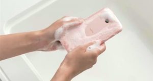 Νέα έκδοση για το smartphone που πλένεται με σαπούνι και…