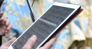 Θεοφάνεια: Οι ψάλτες με τα… tablet στη Δεξαμενή (Φωτογραφίες)