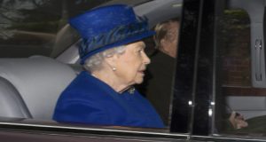 Η πρώτη εμφάνιση της βασίλισσας Ελισάβετ μετά το κρυολόγημα! (Φωτογραφίες)