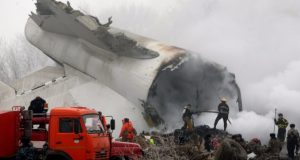 Αεροπορική τραγωδία στο Κιργιστάν: Το αεροπλάνο σύρθηκε πολλά μέτρα αφού…