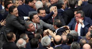 Ξύλο και των… γονέων στην τουρκική Βουλή! (Φωτογραφίες – Βίντεο)