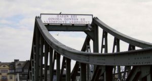 Η γέφυρα της Φρανκφούρτης… μιλάει αρχαία ελληνικά (Φωτογραφίες)