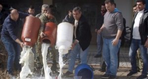 Μεσολόγγι: Άδειασαν γάλα στην είσοδο της Π.Ε. οι κτηνοτρόφοι