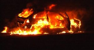 Κουβαράς: Αυτοκίνητο έπιασε φωτιά εν κινήσει!