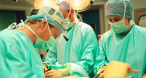 Έχετε αναρωτηθεί γιατί οι χειρουργοί φοράνε πράσινα ή μπλε ρούχα;