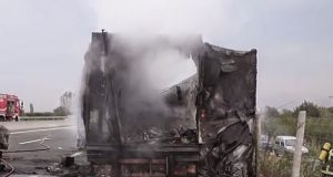 Κάηκε νταλίκα στην Εθνική Οδό στο ύψος του Ευηνοχωρίου (Φωτογραφίες)