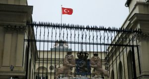“Ντου” Τούρκων στο ολλανδικό προξενείο – Κατέβασαν την σημαία –…