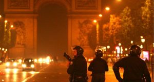 Παρίσι: Πιθανότατα “τρομοκρατική ενέργεια” η ένοπλη επίθεση στην Λεωφόρο των…