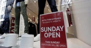 Ανοικτά καταστήματα τις Κυριακές απαιτούν οι δανειστές – Το «μπαλάκι»…
