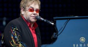 Δύσκολες ώρες για τον Elton John – Μπήκε στη Μονάδα…