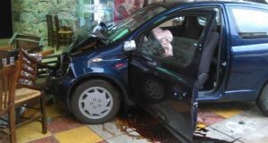 Αγρίνιο: Οχήματα κατέληξαν σε ψησταριά μετά από σύγκρουση! Από θαύμα…