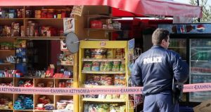 Ναύπακτος: Νεαροί συνελήφθησαν για κλοπή τροφίμων και αναψυκτικών από περίπτερο