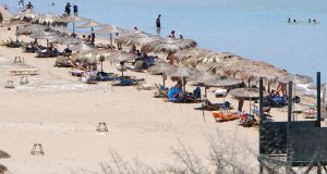 Το Λιμενικό Ταμείο Ναυπάκτου για την τοποθέτηση ομπρελών, στις παραλίες