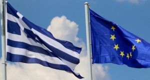 FAZ: Αμφίβολο αν μπορεί να γίνει ελάφρυνση του ελληνικού χρέους…