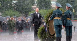Ο Πούτιν ακίνητος στη βροχή αποτίει φόρο τιμής στους νεκρούς…