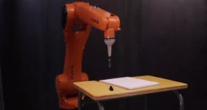Η τιμωρία ενός ρομπότ: «Δεν πρέπει να κυνηγώ ανθρώπους» (Βίντεο)