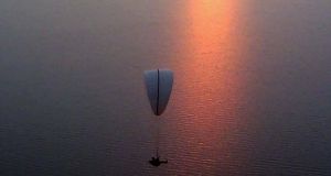 Πετροχώρι: Εντυπωσιακή επίδειξη με εφεδρικό αλεξίπτωτο πάνω από τη λίμνη…