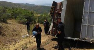 Φορτηγό έφυγε στο γκρεμό στη Βελά Αστακού