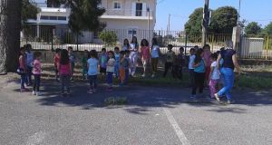 Επίσκεψη του Νηπιαγωγείου Καλυβίων στο Δημοτικό Σχολείο (Φωτογραφίες)