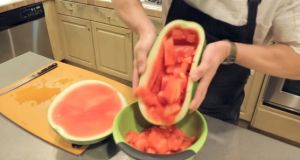 Ο μοναδικός εύκολος τρόπος να κόψετε το καρπούζι (Βίντεο)