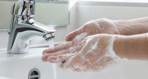 Ζεστό ή κρύο νερό για το πλύσιμο των χεριών; Μύθοι…