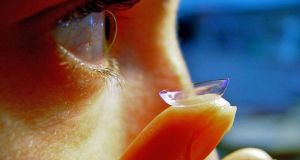 Χειρουργοί αφαίρεσαν 27 φακούς επαφής από το μάτι μιας γυναίκας