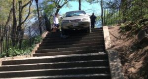 Ναύπακτος: Αυτοκίνητο «κρεμάστηκε» στα σκαλοπάτια της «Βρύσης της Αγάπης» (Φωτογραφία)