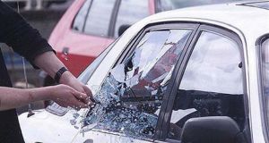 Αμφιλοχία: Έσπασαν αυτοκίνητο και έκλεψαν έγγραφα και αντικείμενα