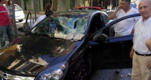 Αγρίνιο: Έπεσαν σοβάδες από πολυκατοικία και τραυμάτισαν οδηγό! (Φωτογραφίες)