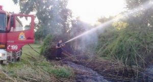 Πυρκαγιές στο Λεσίνι απείλησαν ποιμνιοστάσια και καλλιέργειες