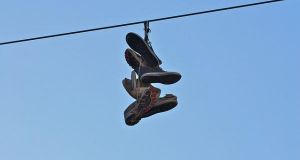 Shoefiti: Ο μύθος για τα παπούτσια που κρέμονται σε ηλεκτροφόρα…