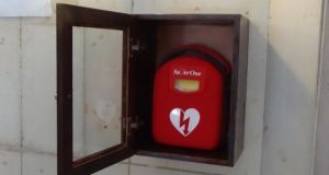 Αυτόματος Εξωτερικός Απινιδωτής για Καρδιοπνευμονική Αναζωογόνηση στην είσοδο του Δημαρχείου…