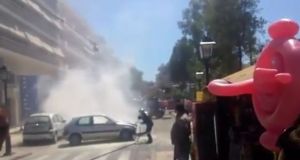 Ναύπακτος: Πανικός στο κέντρο της πόλης από φωτιά σε αυτοκίνητο