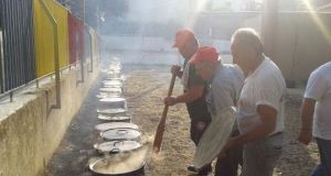 Παλαιομάνινα: Άναψαν πάνω από 60 καζάνια με «βλάχικη» μακαρονάδα –…