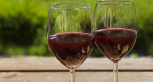 13 λόγοι για να πιείτε ένα ποτήρι κόκκινο κρασί