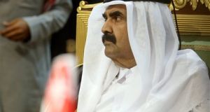 Ακυρώνει τις επενδύσεις ο εμίρης του Κατάρ