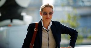 Alice Weidel: Νέα, ωραία, μορφωμένη και φιλοναζί η ηγέτης του…