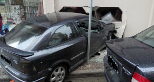 Αγρίνιο: Δυο αυτοκίνητα συγκρούστηκαν σε διασταύρωση καρμανιόλα (Φωτό)