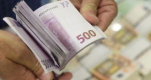 Πάμπλουτοι οι Έλληνες: Το 50% έχει πάνω από 100.000 ευρώ…