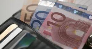 Αιτωλικό: Βρήκε και παρέδωσε στην αστυνομία πορτοφόλι με 1000 ευρώ
