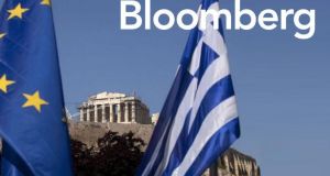 Bloomberg: Η οικονομία βελτιώνεται, ο ΣΥ.ΡΙΖ.Α. ανεβαίνει