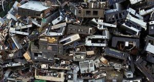 Τα παγκόσμια ηλεκτρονικά απόβλητα το 2016 ζύγιζαν όσο 4.500… πύργοι…