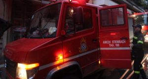 Άνδρες της πυροσβεστικής κατέσβεσαν φωτιά σε κουζίνα μονοκατοικίας στο Αγρίνιο…
